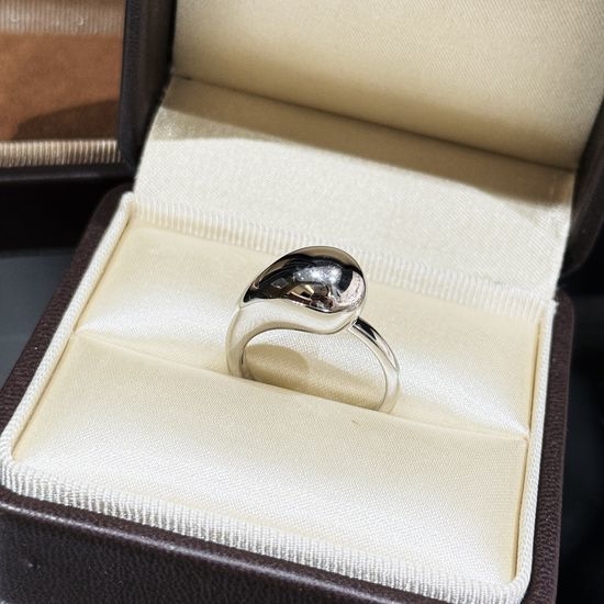 Tiffany & Co. Sleek Teardrop Polished Elegant Ring