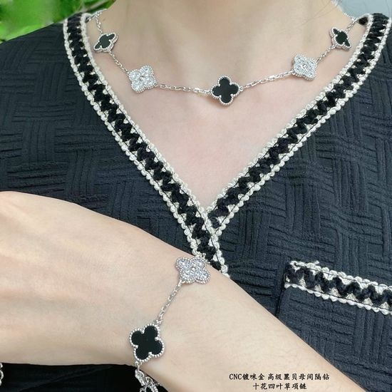 Van Cleef & Arpels VCA Diamond Clover Pendant Necklace