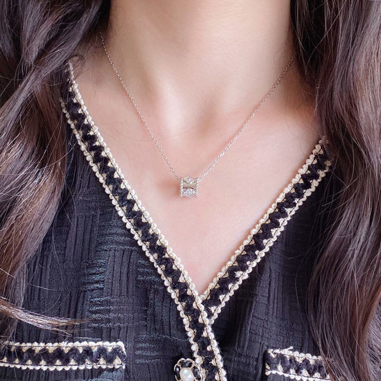 Van Cleef & Arpels VCA Patterned Delicate Clavicle Necklace