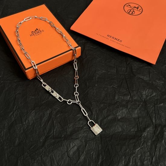 Hermes Elegant Rhinestone Pendant Necklace