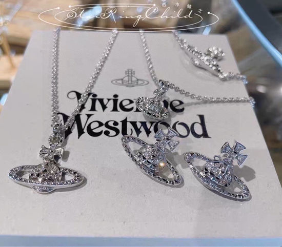 Vivienne Westhood Classic Elegant Necklace with Logo Stitch
