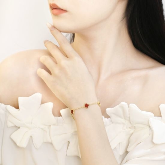 Van Cleef & Arpels VCA Mini Carnelian Clover Bracelet