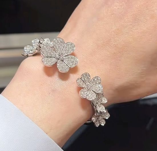 Van Cleef & Arpels VCA Full Diamond 7 Flower Clover Bracelet Versatile