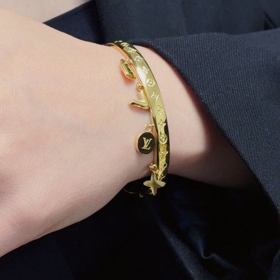 Louis Vuitton LV Engraved Vintage Durable 14K Gold Bangle