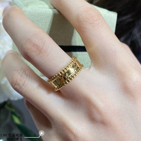 Van Cleef & Arpels VCA Premium Signature Engraved Ring