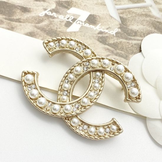 Chanel Hollow Rhinestone Pearl Elegant Classic Brooch