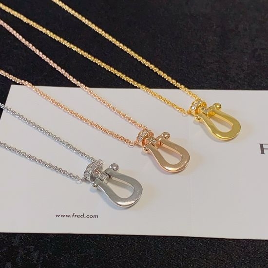 Fred Horseshoe Buckle Necklace Stylish Versatile Jewelry