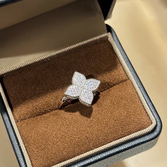 Van Cleef & Arpels VCA Hollow Four Leaf Clover Full Diamond Ring