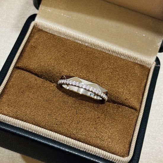 Graff Quilted Single Row Diamond Ring
