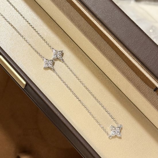 Van Cleef & Arpels VCA Hollow Clover Twisted Edge Silver Necklace