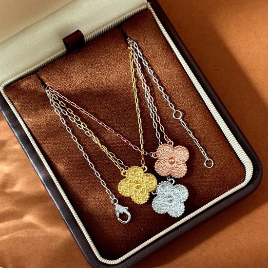 Van Cleef & Arpels VCA Four-Leaf Clover Textured Pendant Necklace