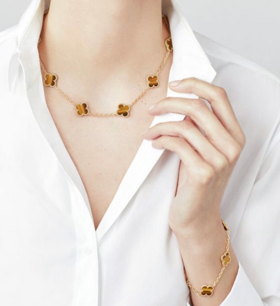 Van Cleef & Arpels VCA Clover Pendant Necklace Elegant Jewelry