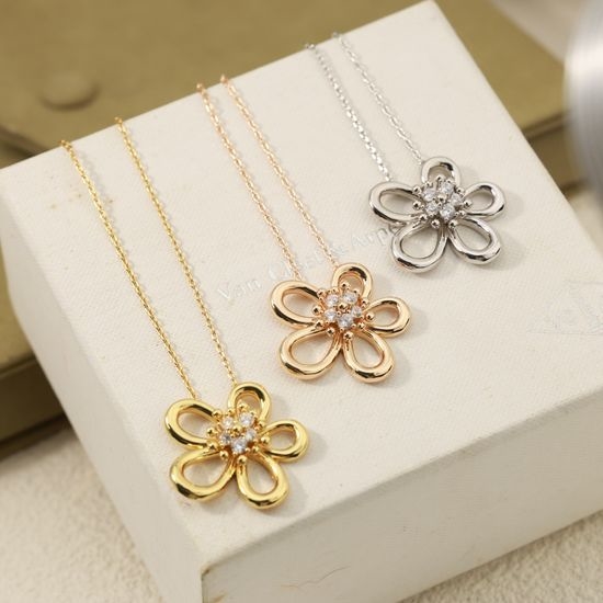 Van Cleef & Arpels VCA Diamond Flower Necklace Classic Luxury Jewelry