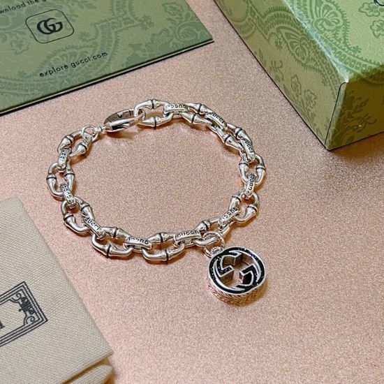 Gucci Elegant Textured Bracelet Daily Wear Accessory