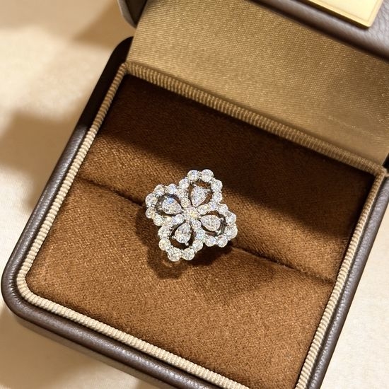 Harry Winston Clover Pave Delicate Ring
