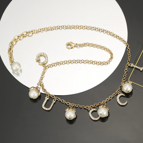 Gucci Vintage Pearl Necklace Elegant Fashion Accessory