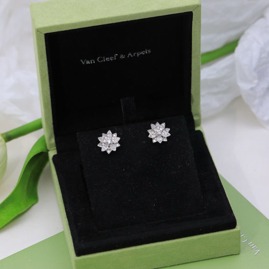 Van Cleef & Arpels VCA Delicate Flower Stud Earrings