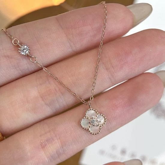 Van Cleef & Arpels VCA Delicate Pendant Clavicle Chain Necklace