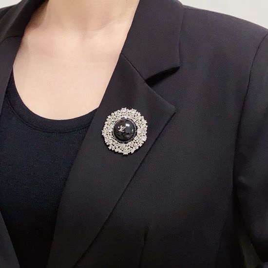 Louis Vuitton LV Rhinestone Inlaid Versatile Clothing Brooch