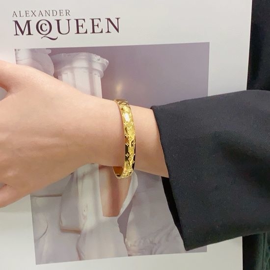 Louis Vuitton LV Vintage Engraved Bangle Skin-friendly Design