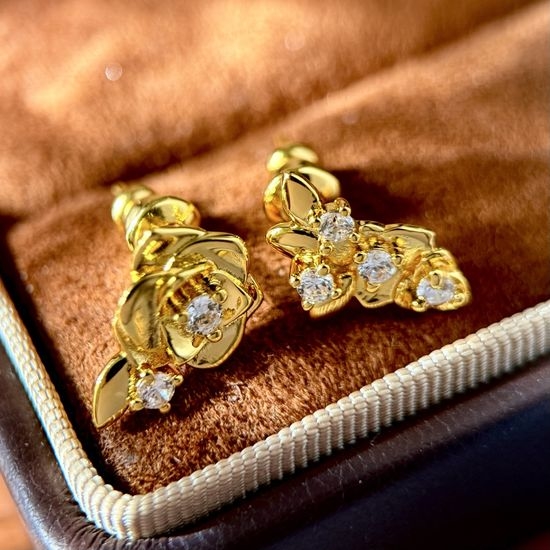 Piaget Stereo Rose Leaf Rhinestone Asymmetric Stud Earrings