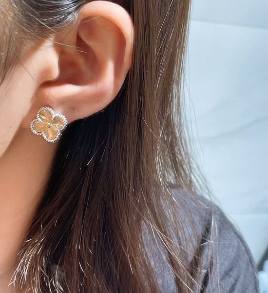 Van Cleef & Arpels VCA Clover Design Fine Earrings Jewelry