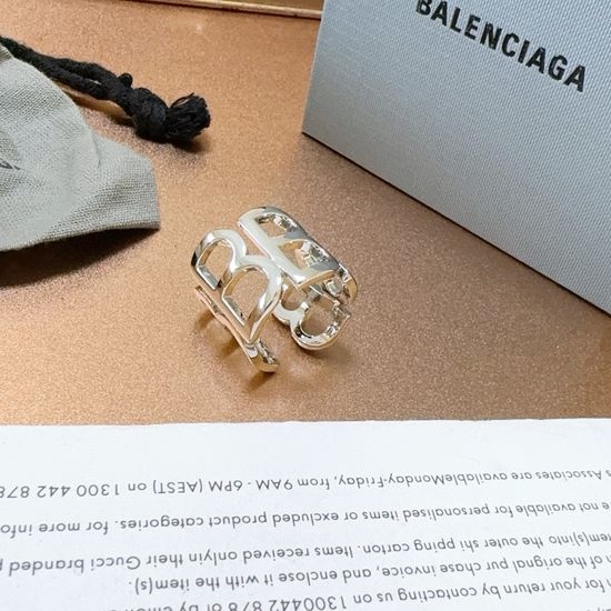 Balenciaga Shiny V-gold Stylish Ring