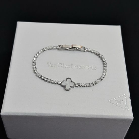 Van Cleef & Arpels VCA Lucky Pattern Diamond Inlaid Bracelet
