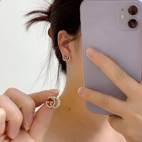 Gucci Sparkling Diamond Stud Earrings Fine Workmanship