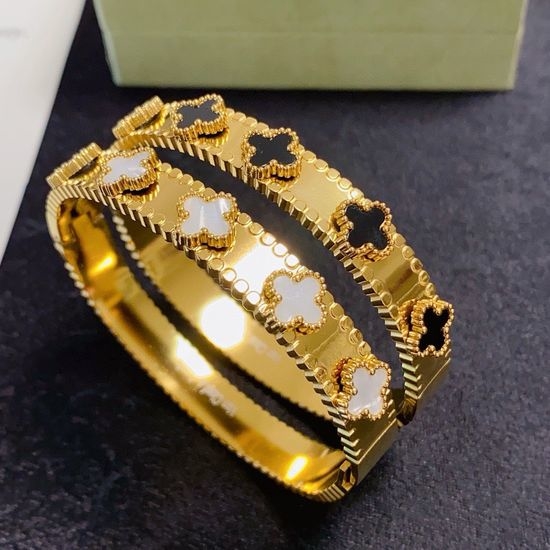Van Cleef & Arpels VCA Clover Narrow Bangle Elegant Graceful