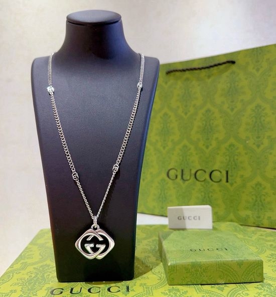 Gucci Vintage Distressed Necklace Classic Style
