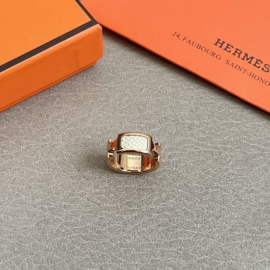 Hermes Delicate Elegant Ring with Gentle Design