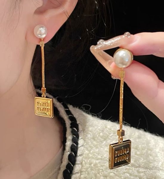 Miu Miu Delicate Versatile Stud Earrings