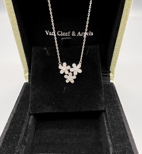 Van Cleef & Arpels VCA Delicate Classic Pendant Necklace