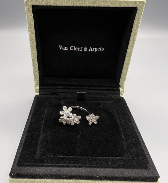 Van Cleef & Arpels VCA Elegant Classic Ring High Quality