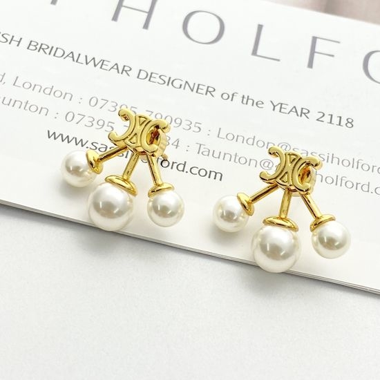 Celine Fan-shaped Pearl Classic Minimalist Earrings
