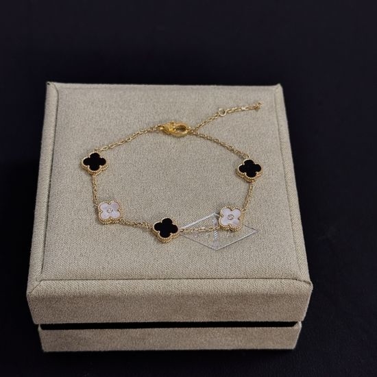 Van Cleef & Arpels VCA Lucky Clover Pattern Bracelet