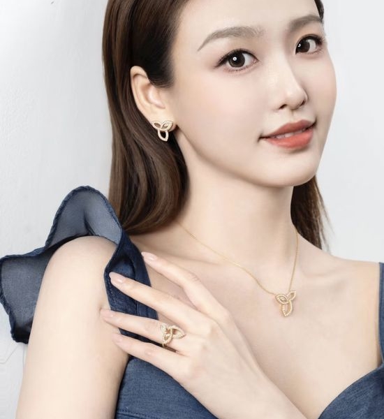 Harry Winston Shiny Clover Stud Earrings