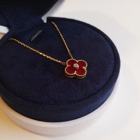 Van Cleef & Arpels VCA Four Leaf Clover Natural Agate Necklace