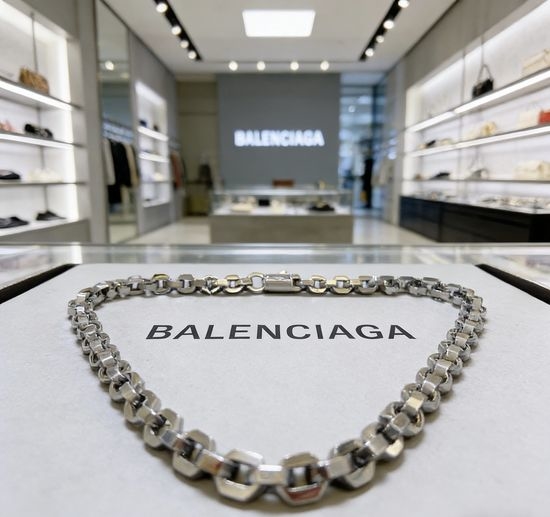 Balenciaga Vintage Style Necklace Exquisite Craftsmanship