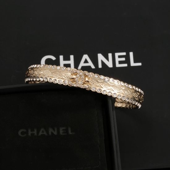 Chanel Pearl Zircon Inlaid Bangle