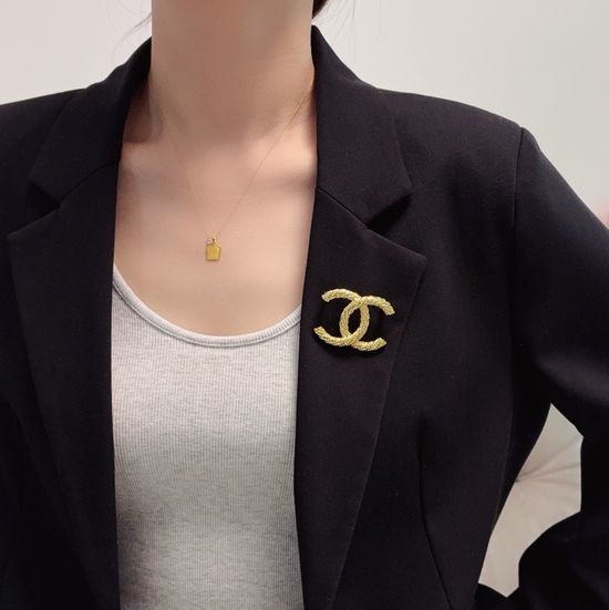Chanel Twist Rope Rhinestone Decor Brooch