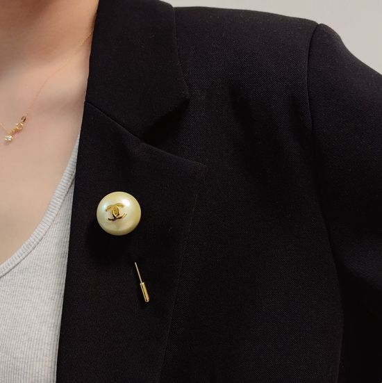 Chanel Elegant Versatile Accessory Brooch