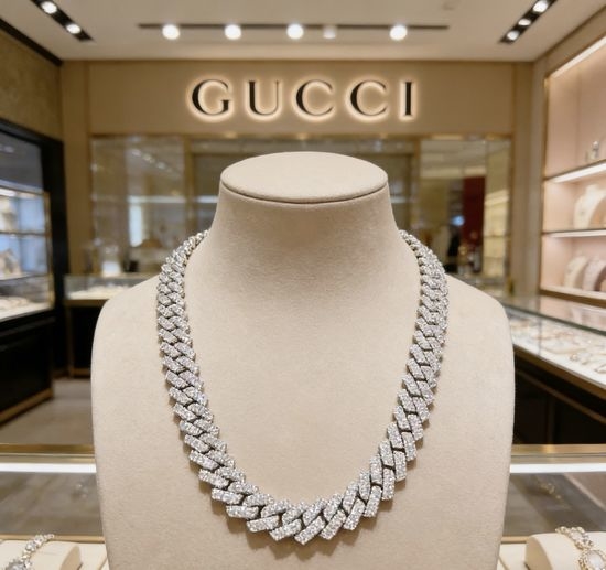 Gucci Sparkling Full Diamond Collarbone Necklace