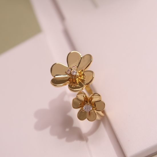 Van Cleef & Arpels VCA Three Flower Elegant Mini Ring
