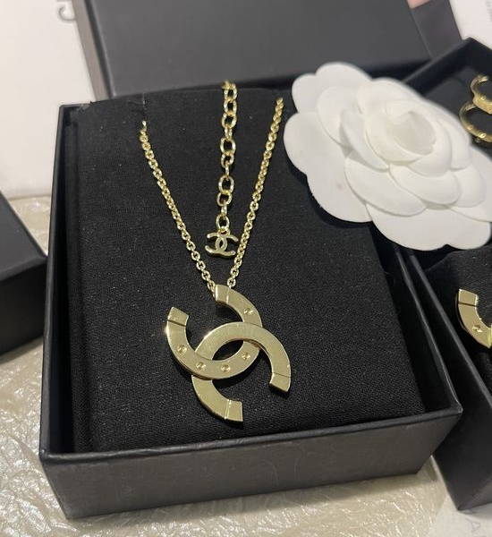 Chanel Glossy Double C Pendant Necklace