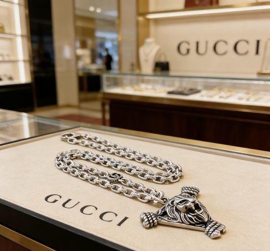 Gucci Adjustable Length Vintage Pendant Necklace