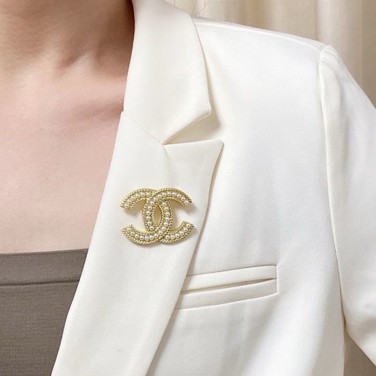 Chanel Elegant Pearl Brooch Suitable for Multiple Uses
