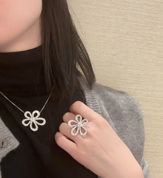 Van Cleef & Arpels VCA Hollow Floral Pave Ring