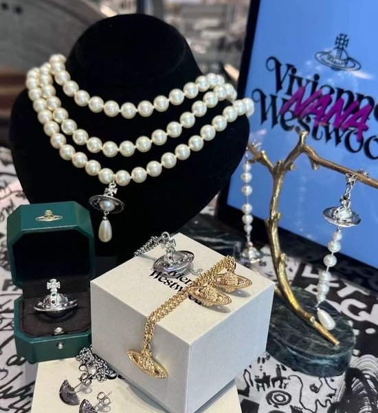 Vivienne Westhood Saturn Pearl Necklace Bracelet Set